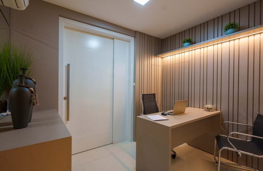 Ambiente interno oficial da Clínica Dr. Empinotti, sem paciente ou procedimento.